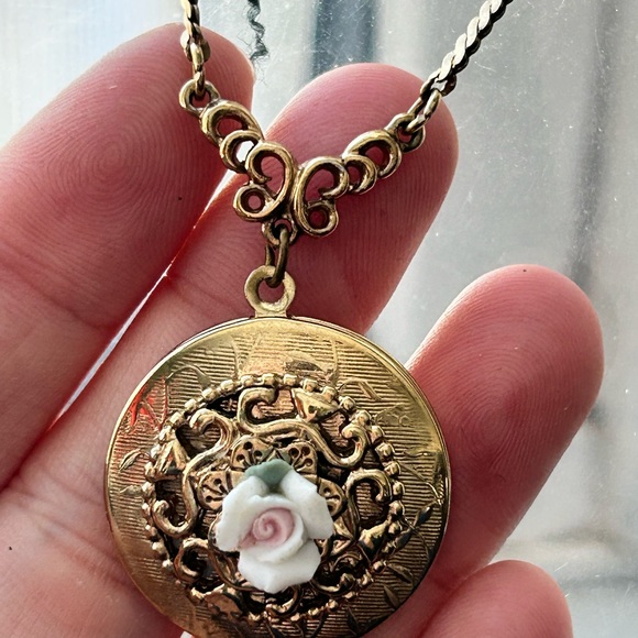 Jewelry - Victorian memorial locket with flower necklace 30
Inches